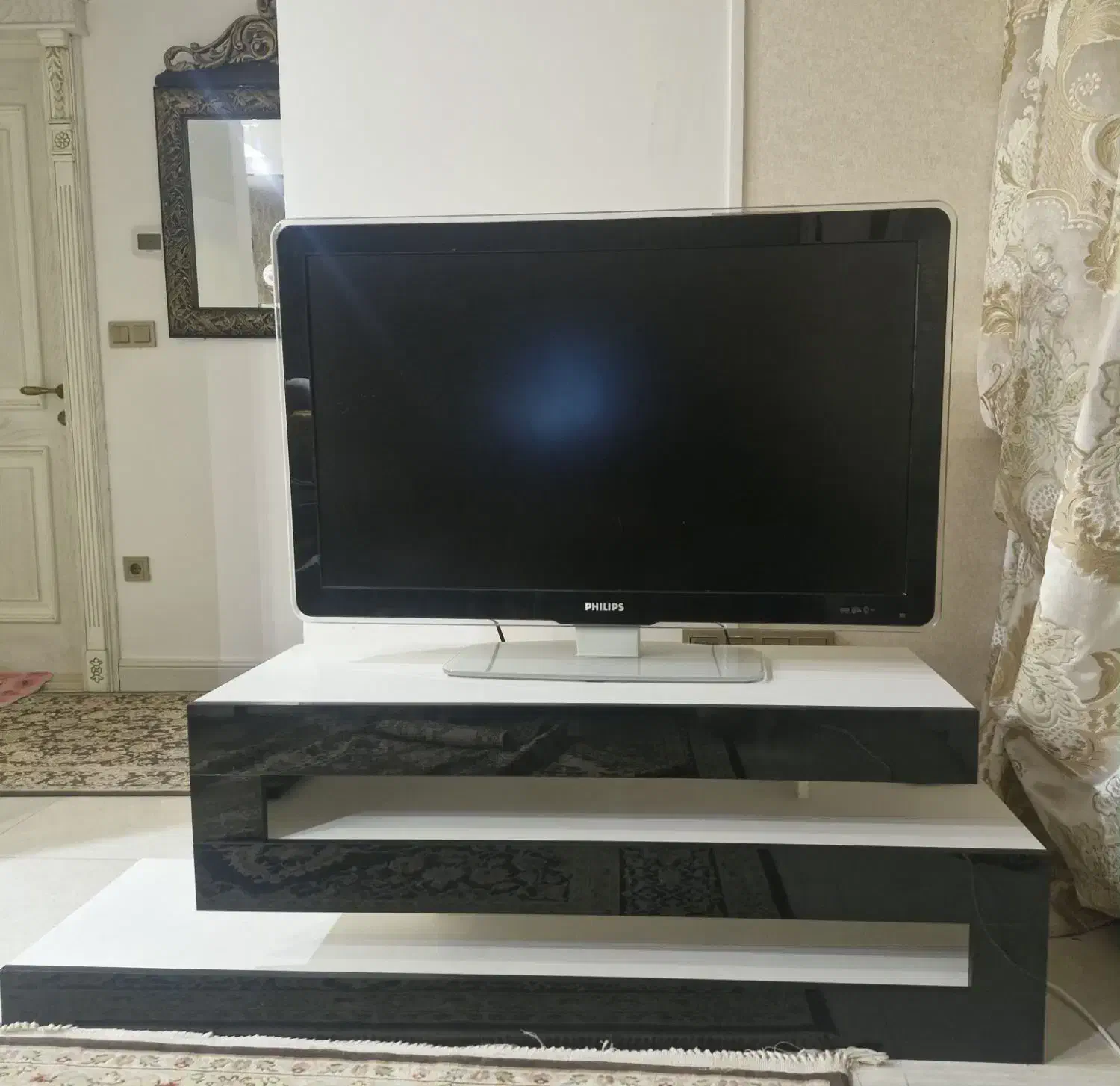 تلویزیون ۴۲ اینچ فیلیپس با میز تلویزیون|تلویزیون و پروژکتور|یزد, |دیوار