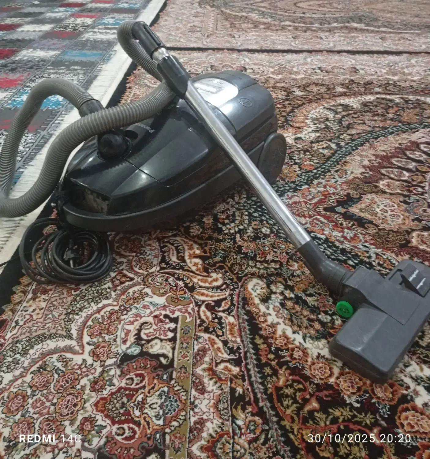 جارو برقی سالم فقط پاروش یکم مشکل داره|جاروبرقی، جارو شارژی، بخارشو|نورآباد, |دیوار