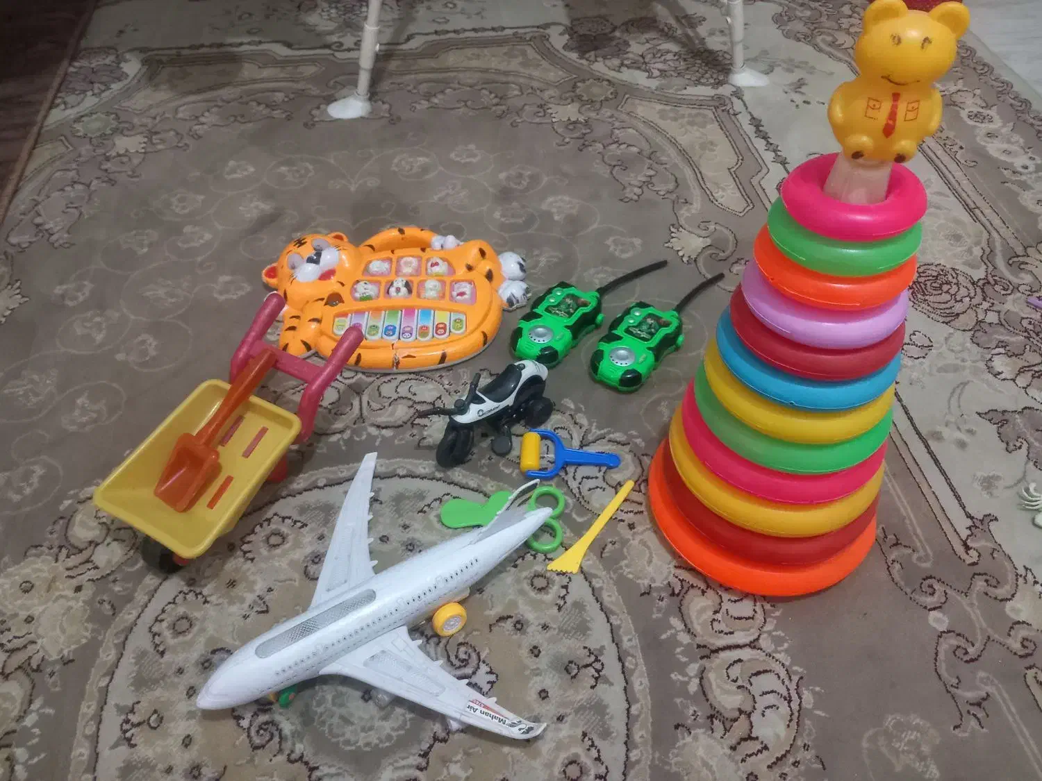 تعدادی اسباب بازی بچگانه|اسباب‌بازی بچه|بهار, |دیوار