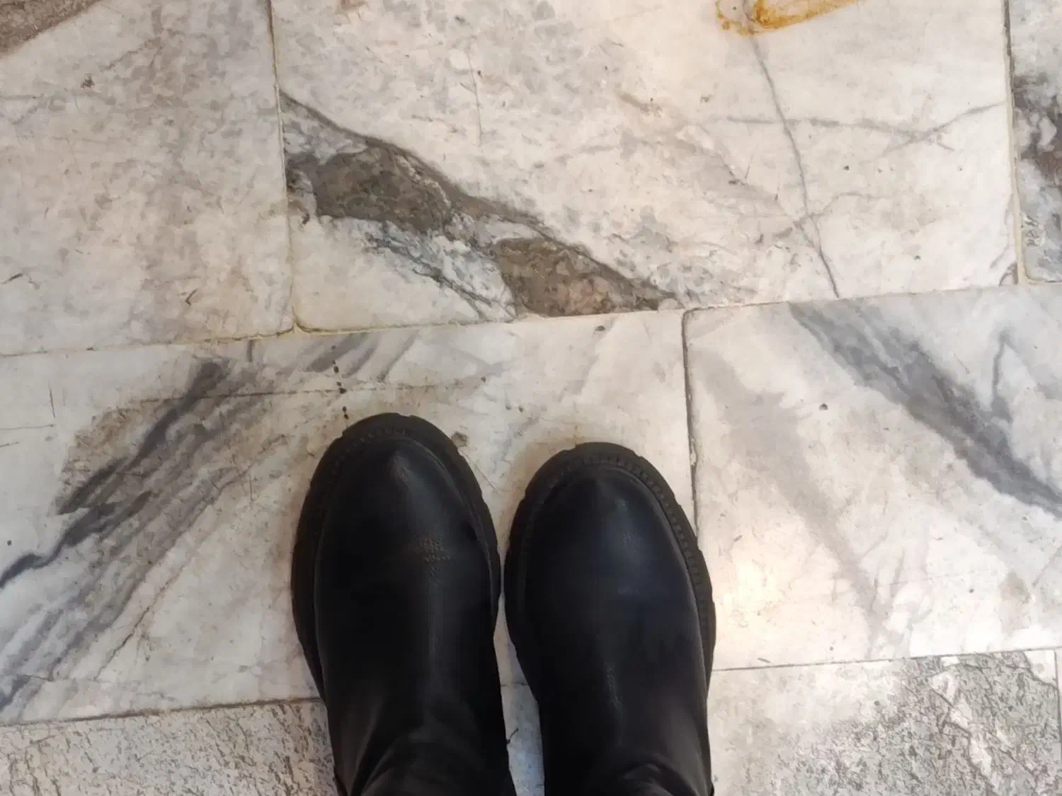 کفش ،نیم بوت|کیف، کفش، کمربند|مشکیندشت, |دیوار