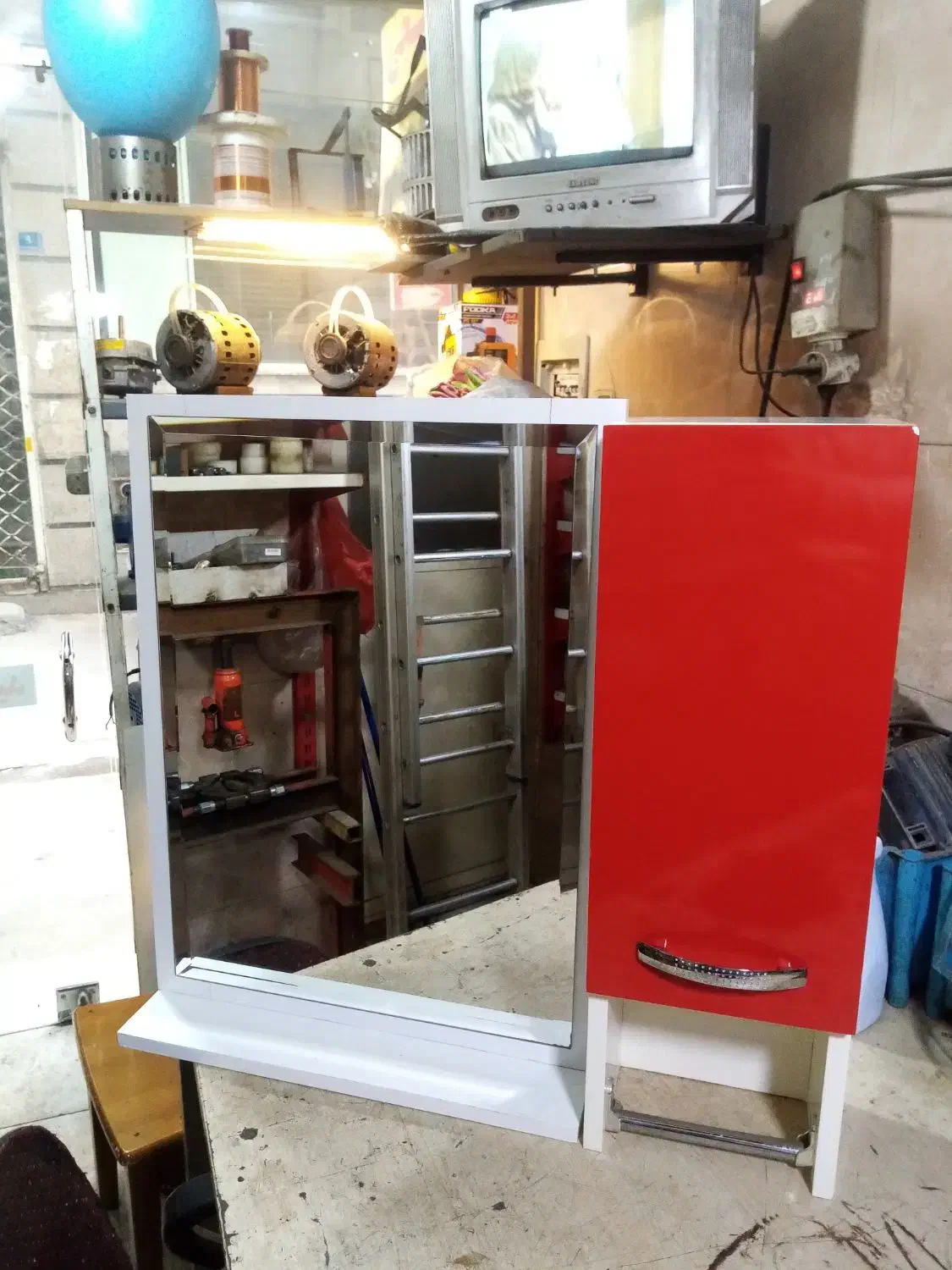 روشویی با آینه و باکس درحد نو|لوازم سرویس بهداشتی|شهریار, شهرک وائین|دیوار