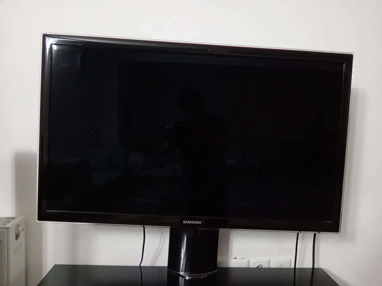 تلویزیون 42 اینچ سامسونگ. با میز شیشه ای|تلویزیون و پروژکتور|سمنان, |دیوار