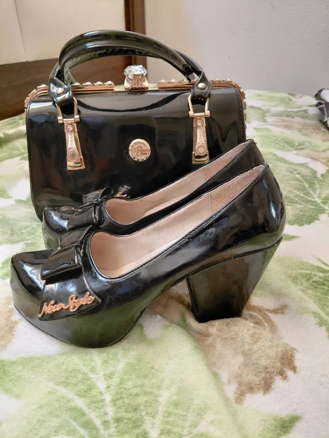 کیف و کفش|کیف، کفش، کمربند|شاهینشهر, خانه کارگر|دیوار