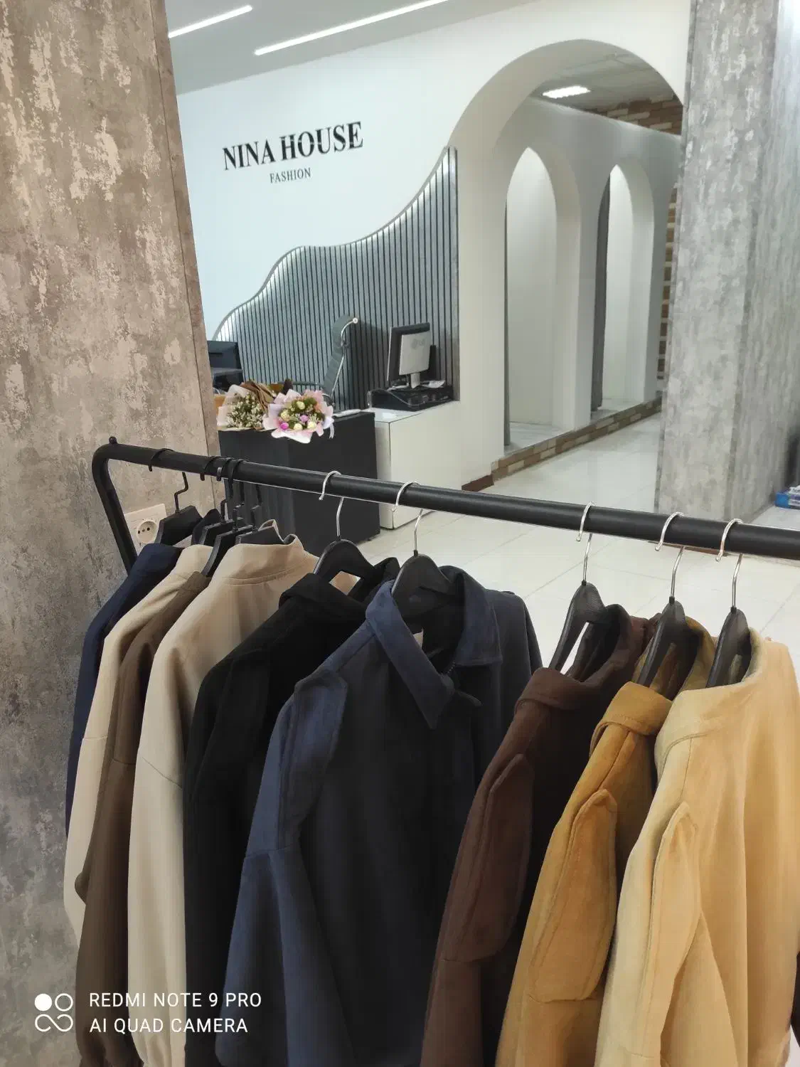 استخدام خانم فروشنده حضوری در مزون|استخدام بازاریابی و فروش|خرم‌آباد, |دیوار