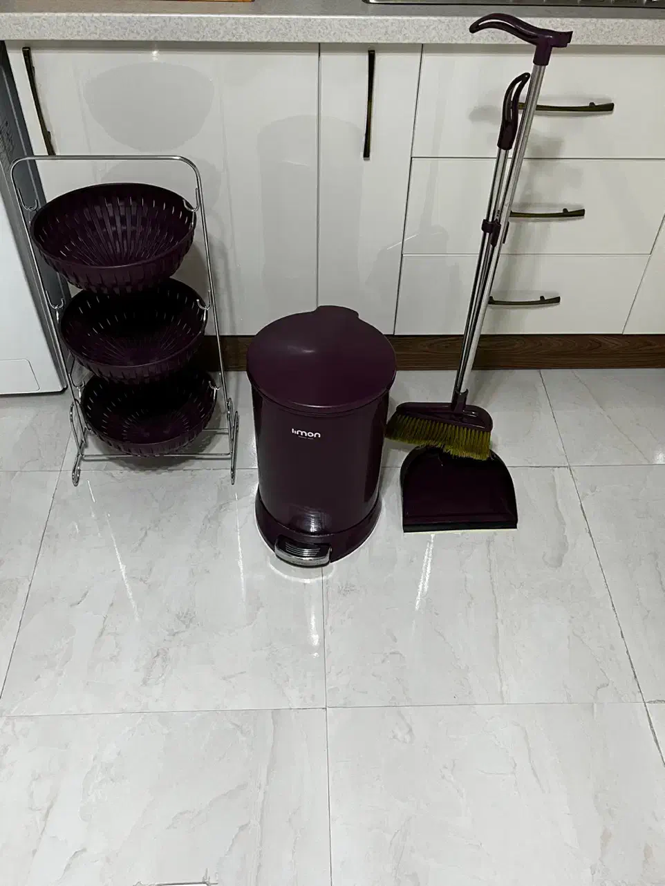 سطل زباله پدالی/جارو دسته بلند/جای سیب زمینی لیمون|لوازم نظافت|قزوین, |دیوار