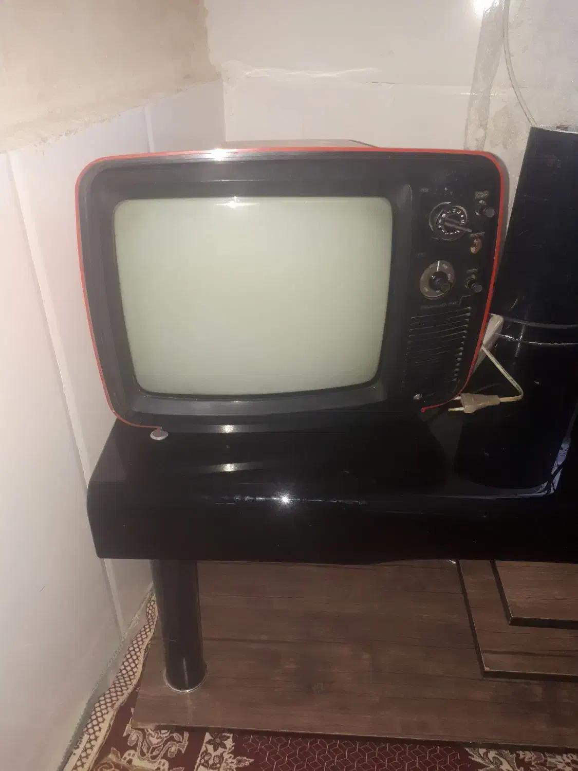 تلویزیون سیاه وسفید قدیمی|تلویزیون و پروژکتور|لردگان, |دیوار