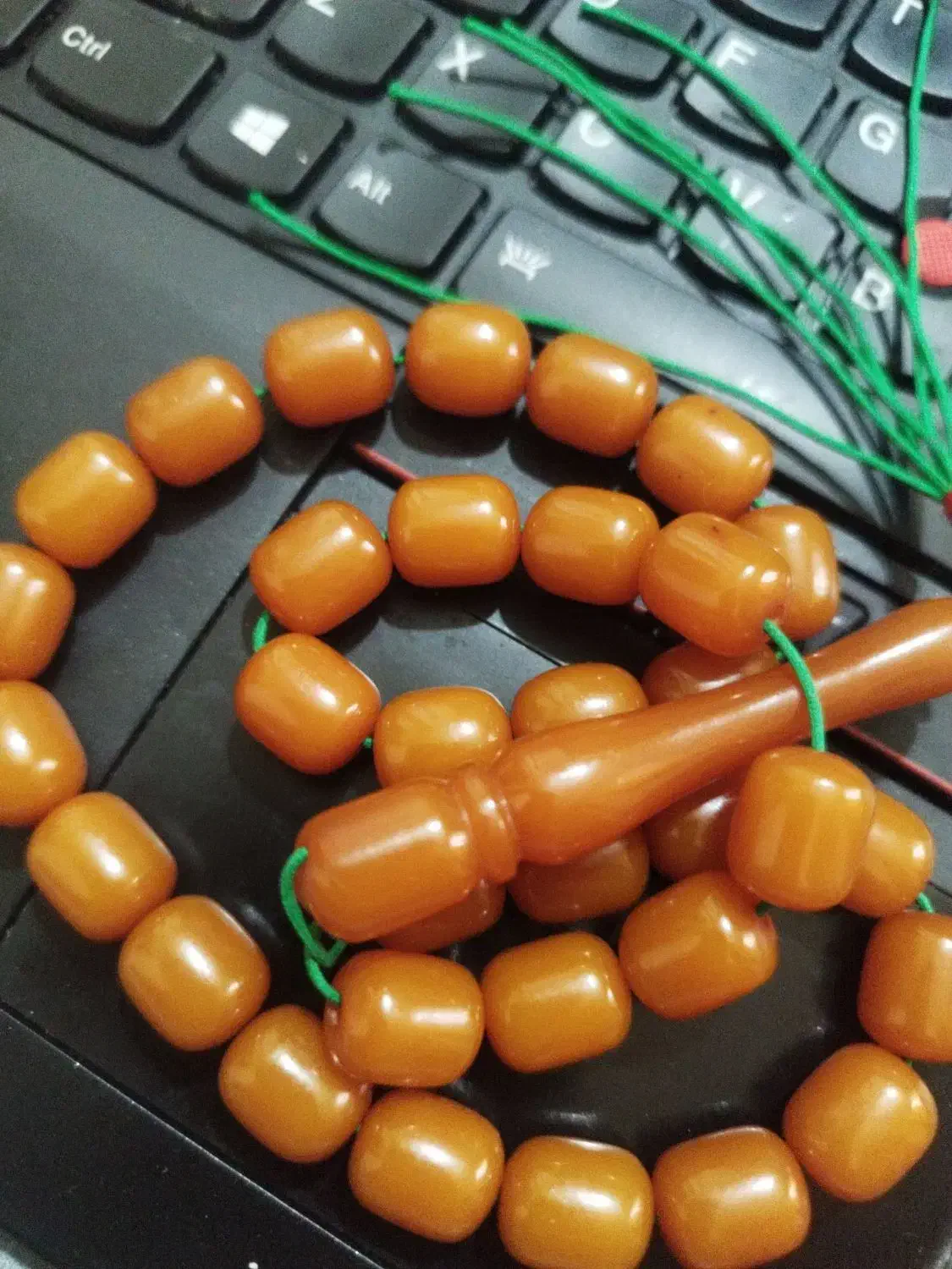 تسبیح قدیمی یاغ بال|کلکسیون اشیاء عتیقه|میاندوآب, |دیوار