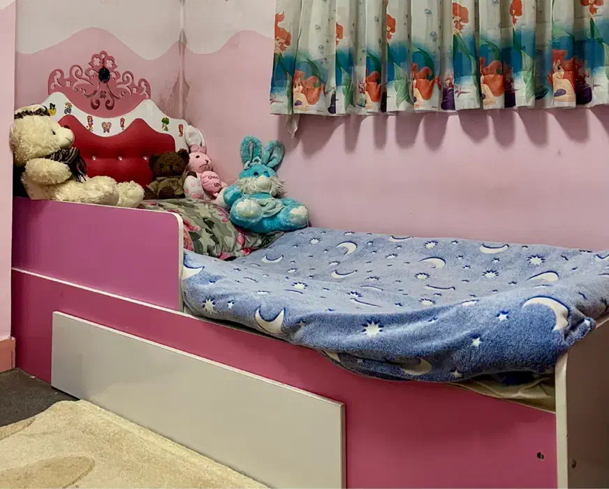 تخت یک‌نفره دخترانه،سالم و محکم،مناسب اتاق کودک|تخت و سرویس خواب|ساری, |دیوار