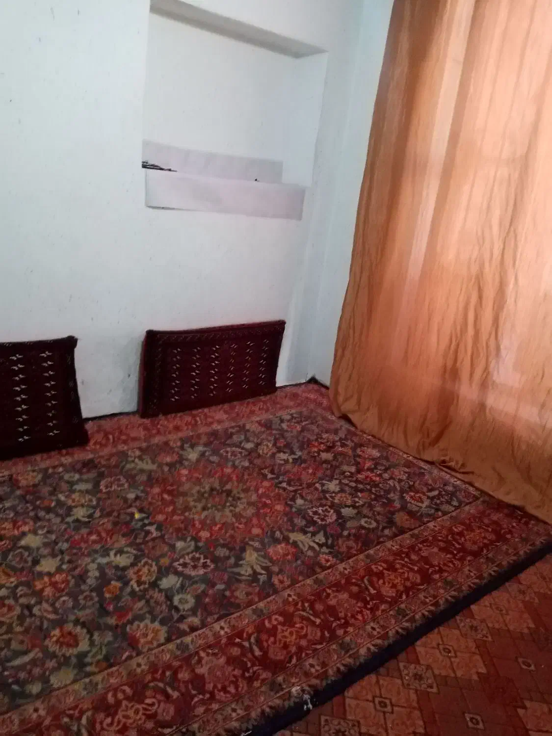اجاره اتاق ماهانه|اجارهٔ کوتاه‌مدت آپارتمان و سوئیت|شیراز, سیاه سنگ|دیوار