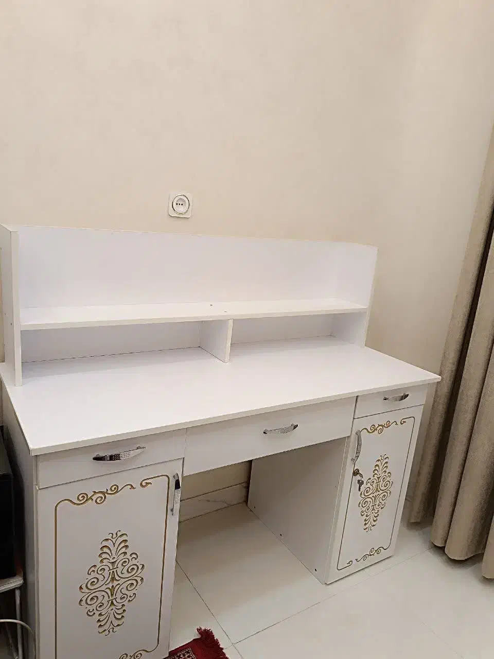 میز تحریر سالم وزیبا بدون خط وخش|میز تحریر و کامپیوتر|ملایر, |دیوار