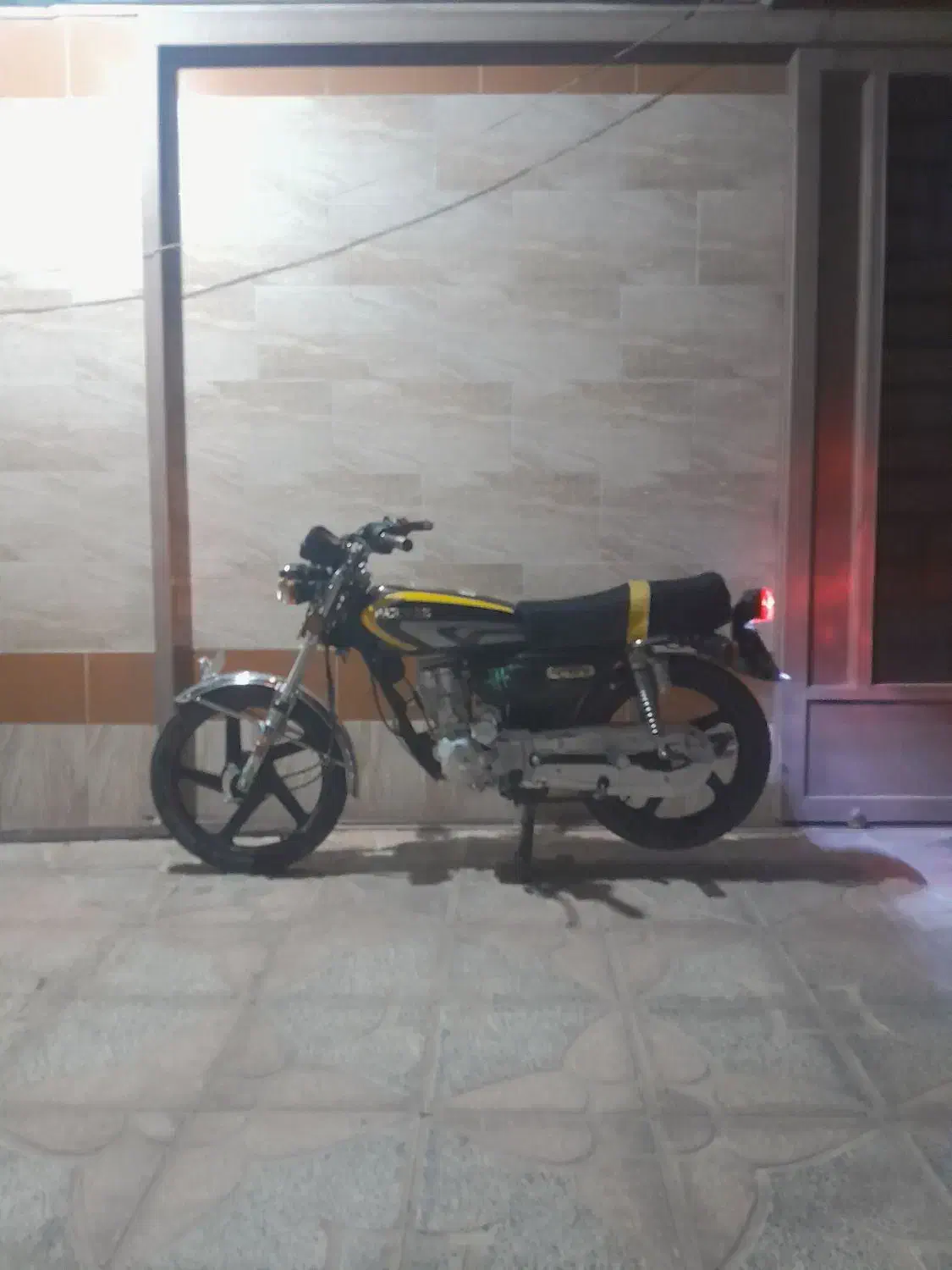 هوندا ۱۲۵ پرواز|موتورسیکلت|ابریشم, |دیوار