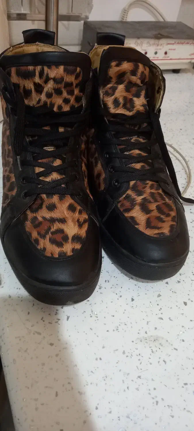 کتونی ساقه بلند  ۲ میلیون|کیف، کفش، کمربند|معمولان, |دیوار