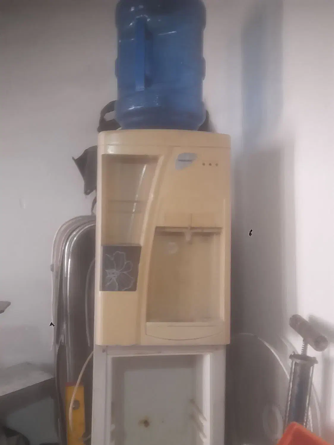 آب سردکن|آب‌سردکن و تصفیه آب|شیراز, شاهچراغ|دیوار