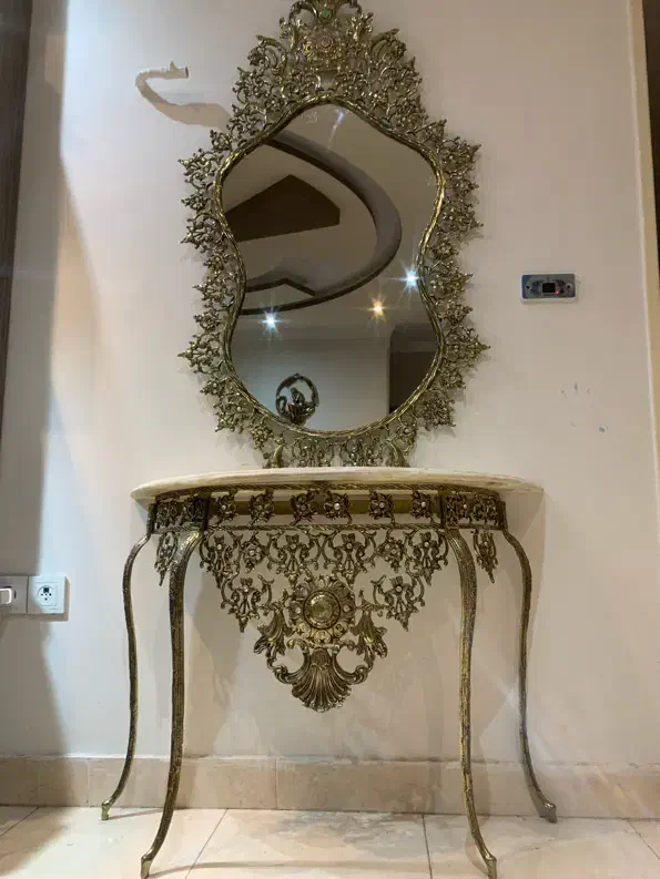 اینه و شمعدان برنجی|آینه|تهران, جوانمردان (اندیشه)|دیوار