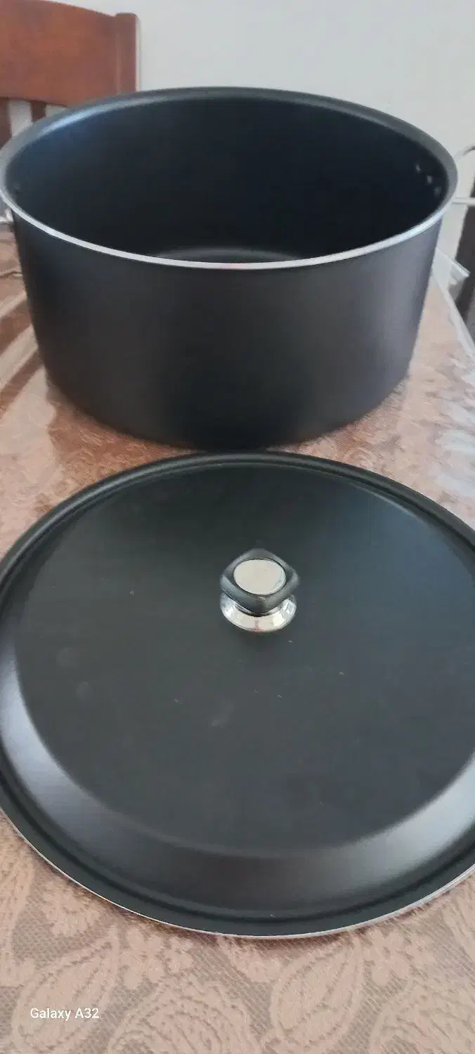 یک عددقابلمه بزرگ سایز ۴۰|ظروف پخت‌وپز|نی‌ریز, |دیوار