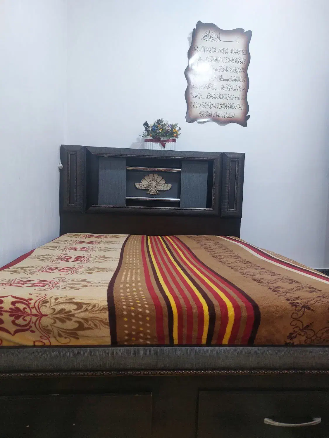 تخت خواب همراه دو عدد پاتختی|مبلمان خانگی و میز عسلی|یاسوج, |دیوار