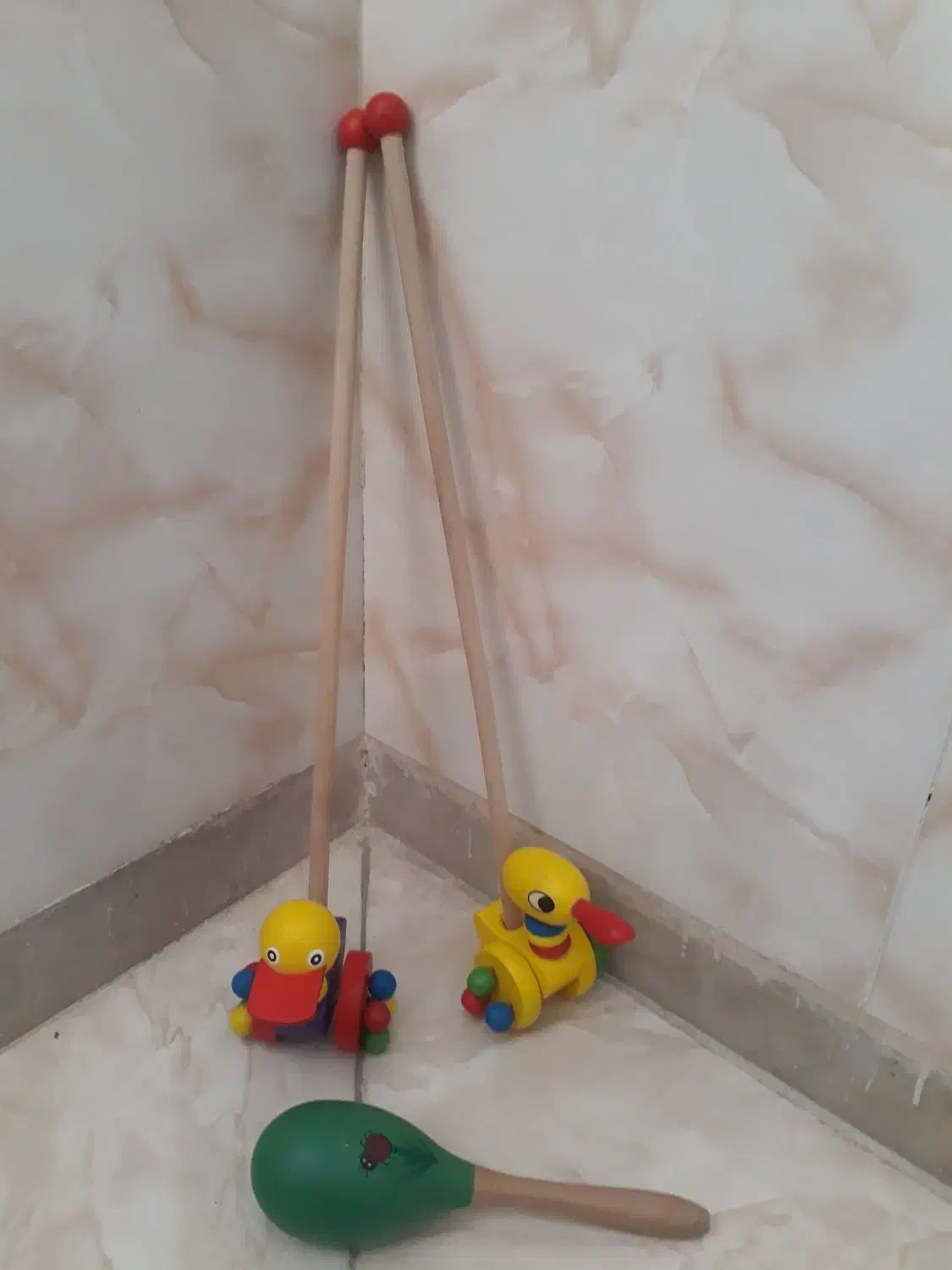 چرخ عصایی و جغجغه چوبی|اسباببازی بچه|ری, علایین|دیوار