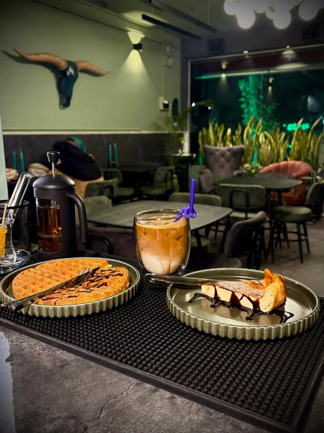 کار در کافه همراه با آموزش|استخدام خدمات فروشگاه و رستوران|بروجرد, |دیوار