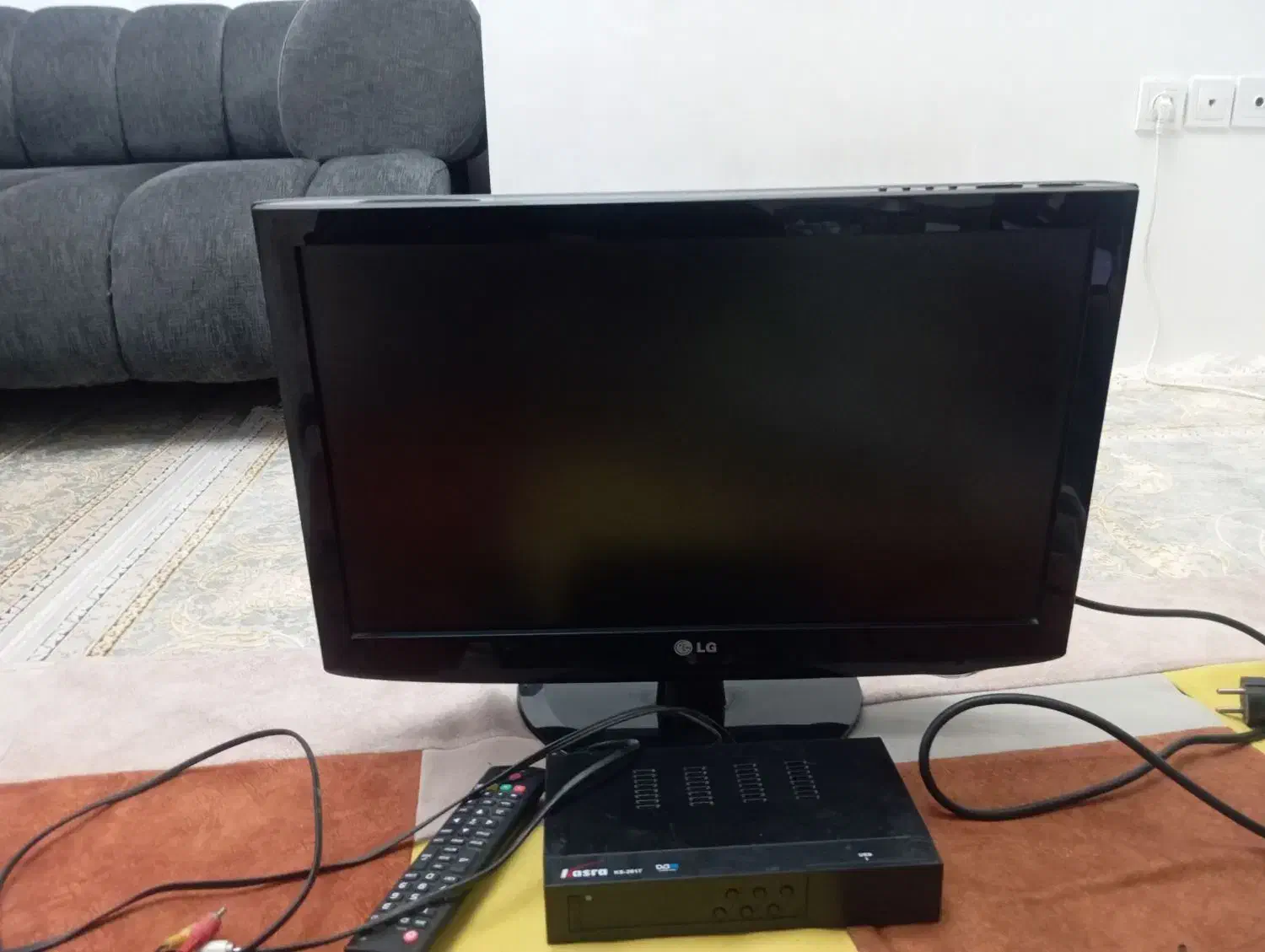 تلویزیون ۲۲اینچ LG و دستگاه دیجیتال|تلویزیون و پروژکتور|شهریار, شهرک شاهد|دیوار