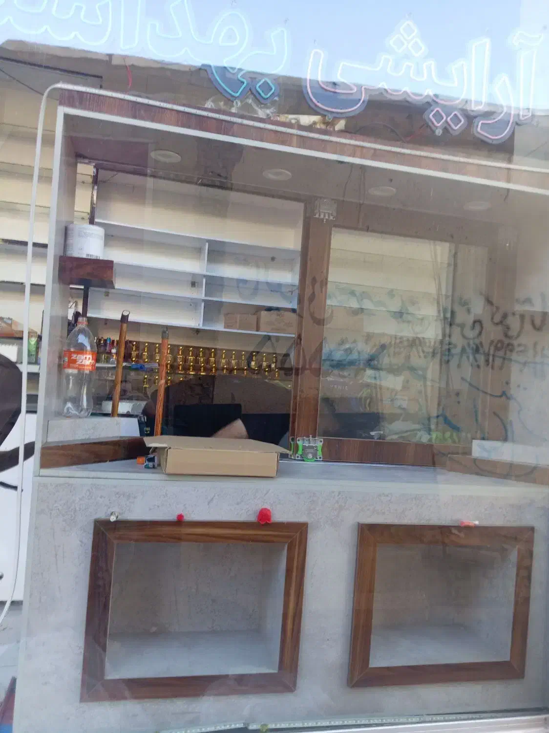 ویترین مغازه ها زیره قیمت زدیم تمام وصایل ها|بوفه، ویترین، کنسول|تبریز, |دیوار