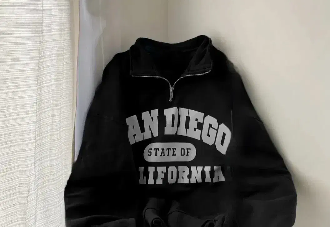 هودی و دورس|لباس|نیشابور, شهید جعفری|دیوار