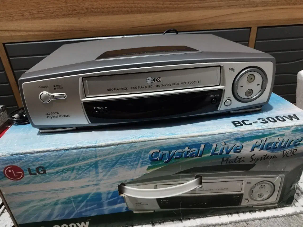 ویدیو LG مدل BC300W|پخش‌کننده DVD و ویدیو|اراک, |دیوار