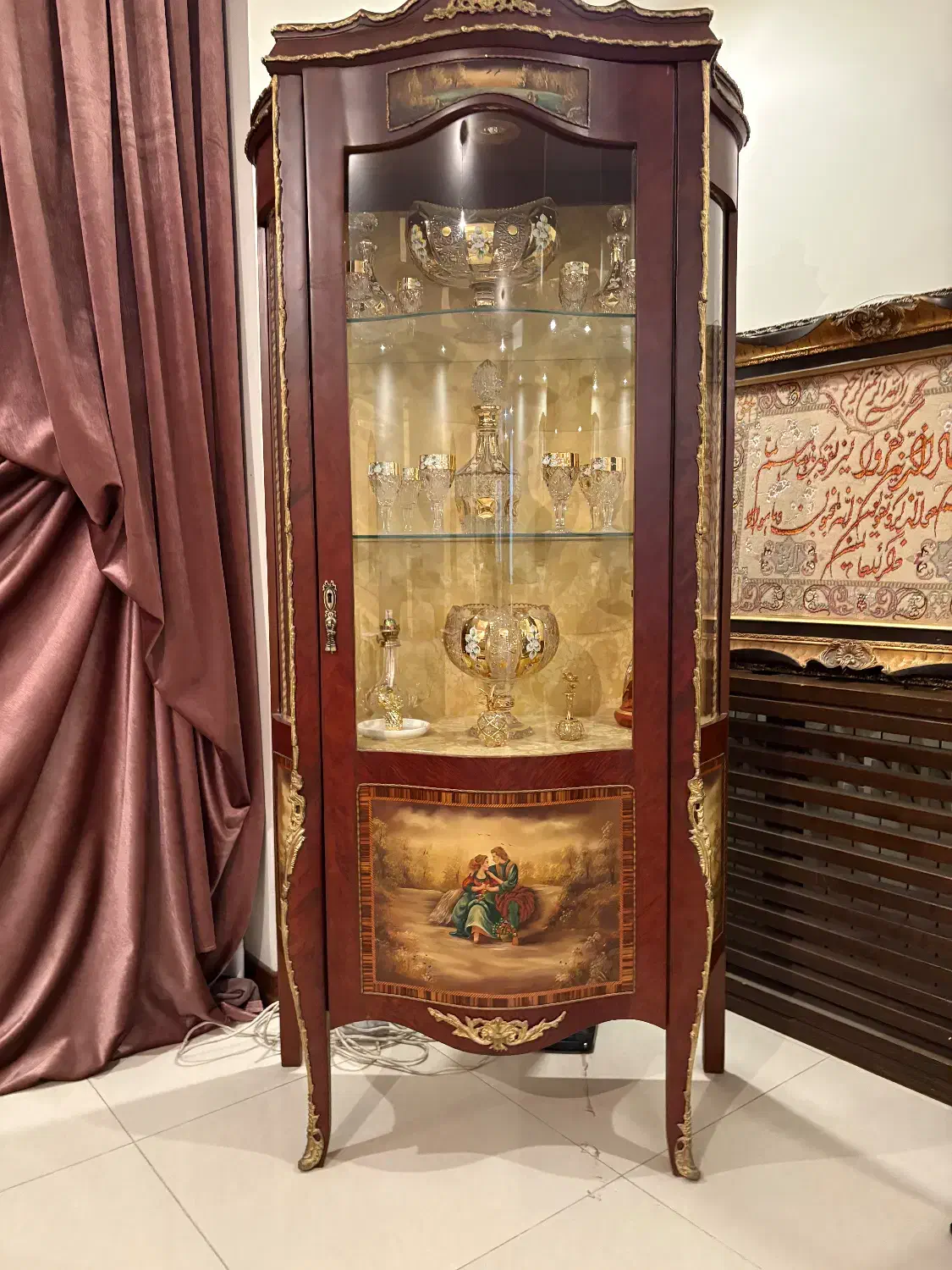 ویترین انتیک زیبا|بوفه، ویترین، کنسول|اصفهان, باغ زرشک|دیوار