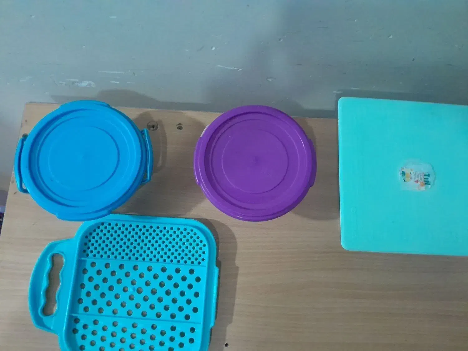 تعدادی ظرف|ظروف نگهدارنده، پلاستیکی، یک‌بارمصرف|زنجان, |دیوار