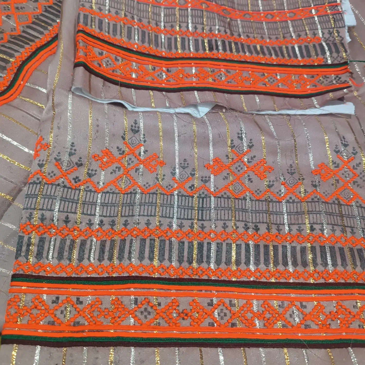 لباس نیمه کاره خیلی خوش رنگ|لباس|چابهار, |دیوار