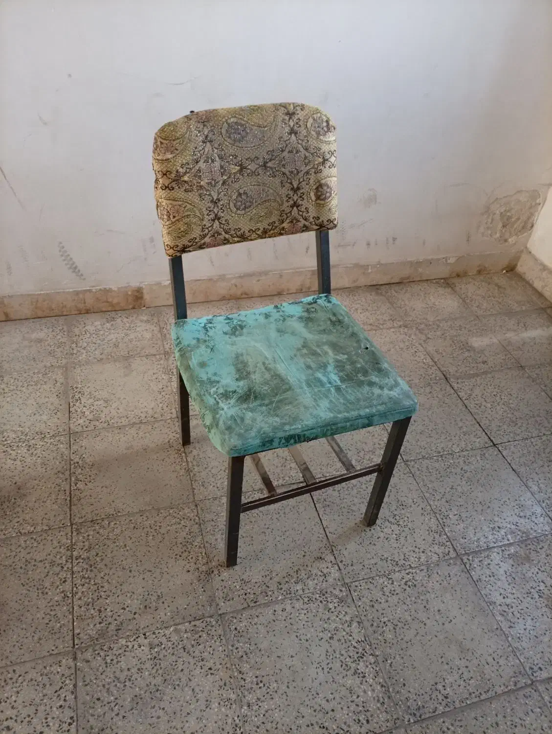 دوعدد صندلی و نیمکت|صندلی و نیمکت|اردبیل, |دیوار