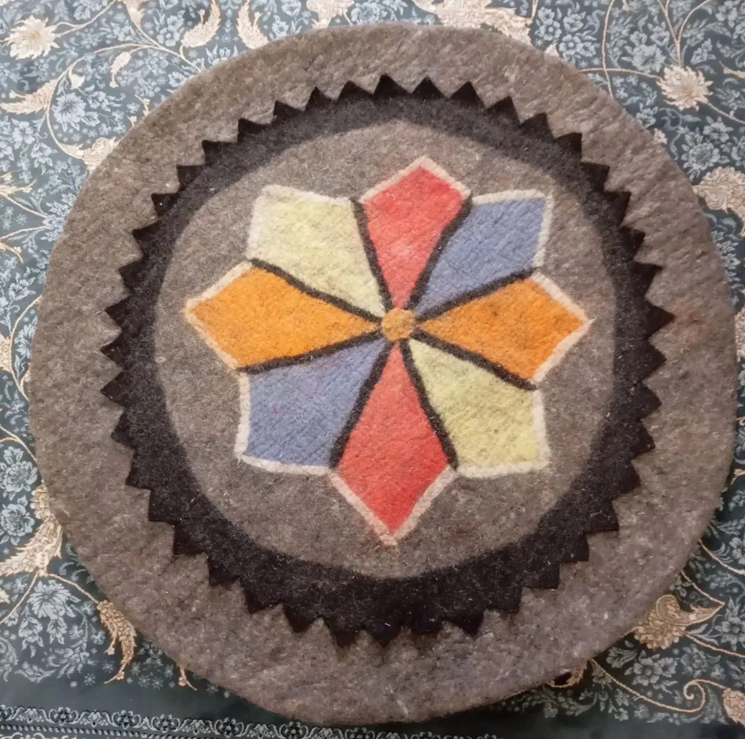 زیر منقلی نمدی|پادری|الیگودرز, |دیوار