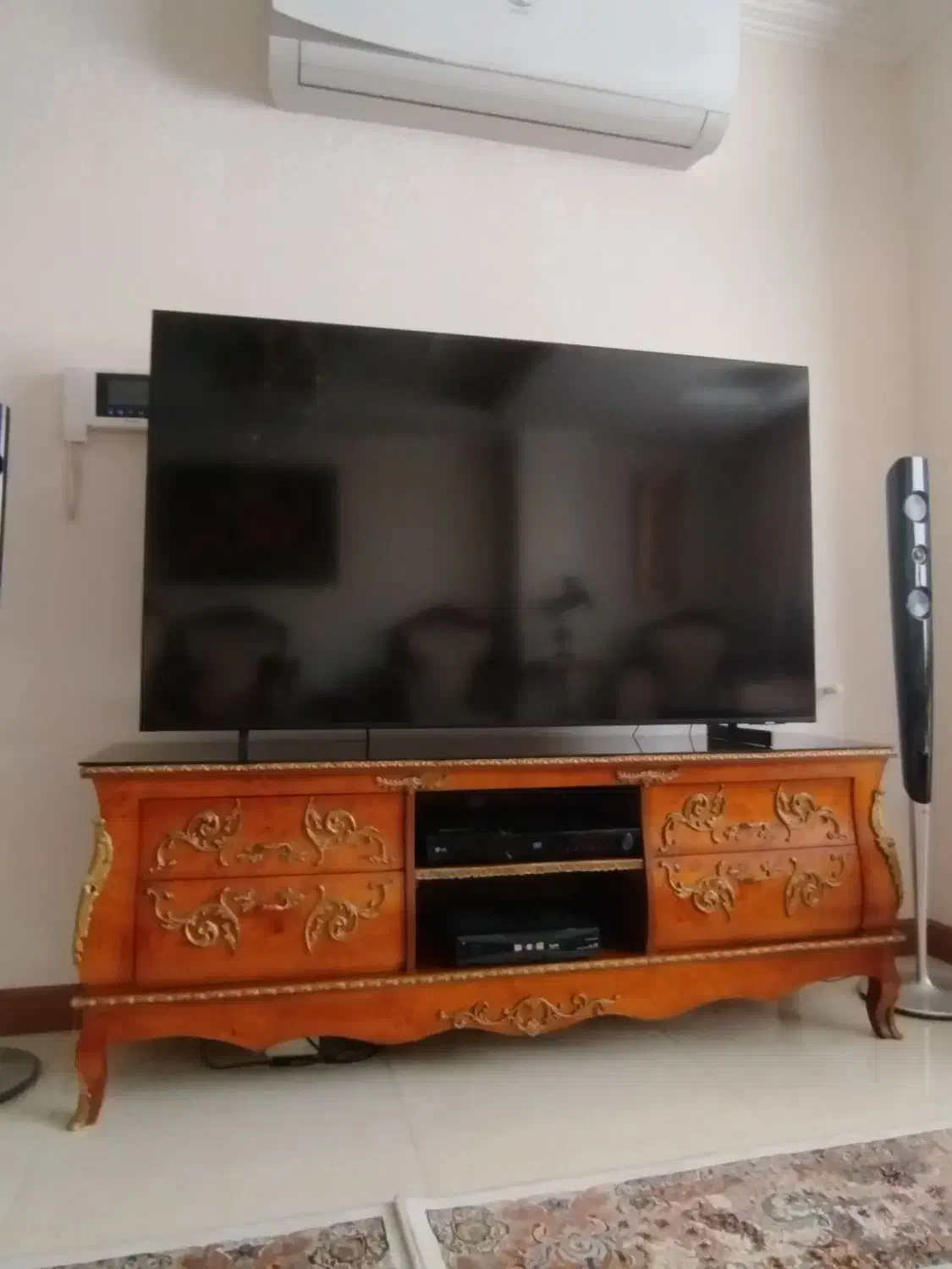 میز تی وی معرق و برنز کاری شده در حد نو|میز تلویزیون|فردیس, شهرک هفده شهریور|دیوار