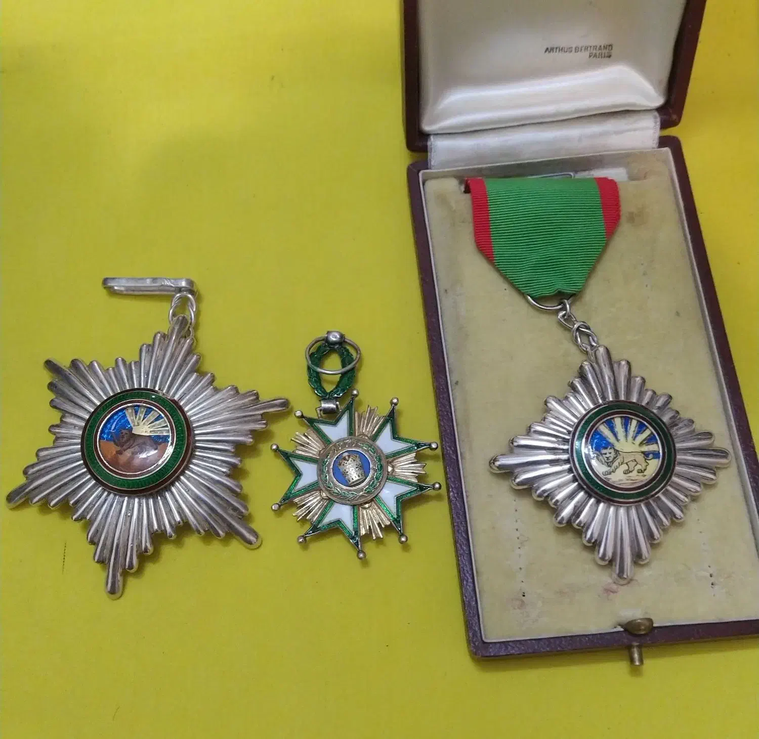 نشان نقره همایونی و تاج کیانی قاجاری|کلکسیون و سرگرمی|تهران, نیروی هوایی (پیروزی)|دیوار