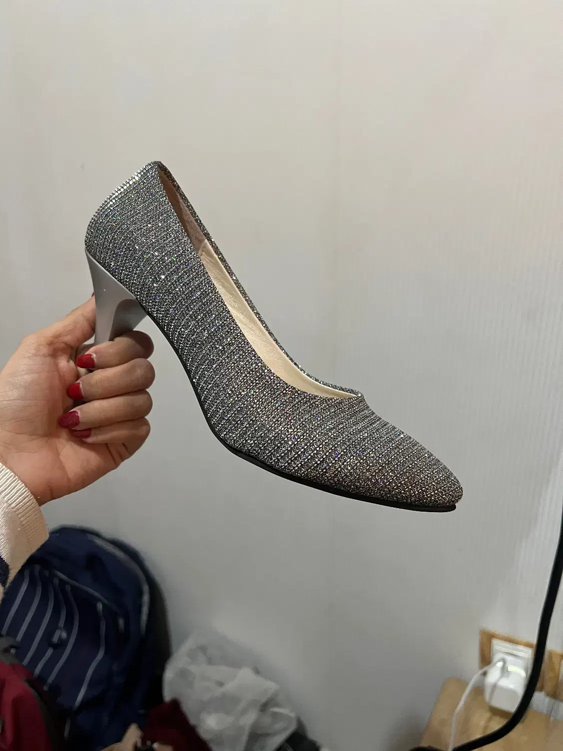 کفش|کیف، کفش، کمربند|رشت, پل تالشان|دیوار