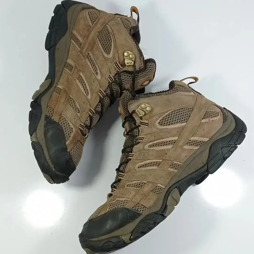 تعدادی نیم بوت،پوتین و کتونی اورجینال|کیف، کفش، کمربند|نمین, |دیوار