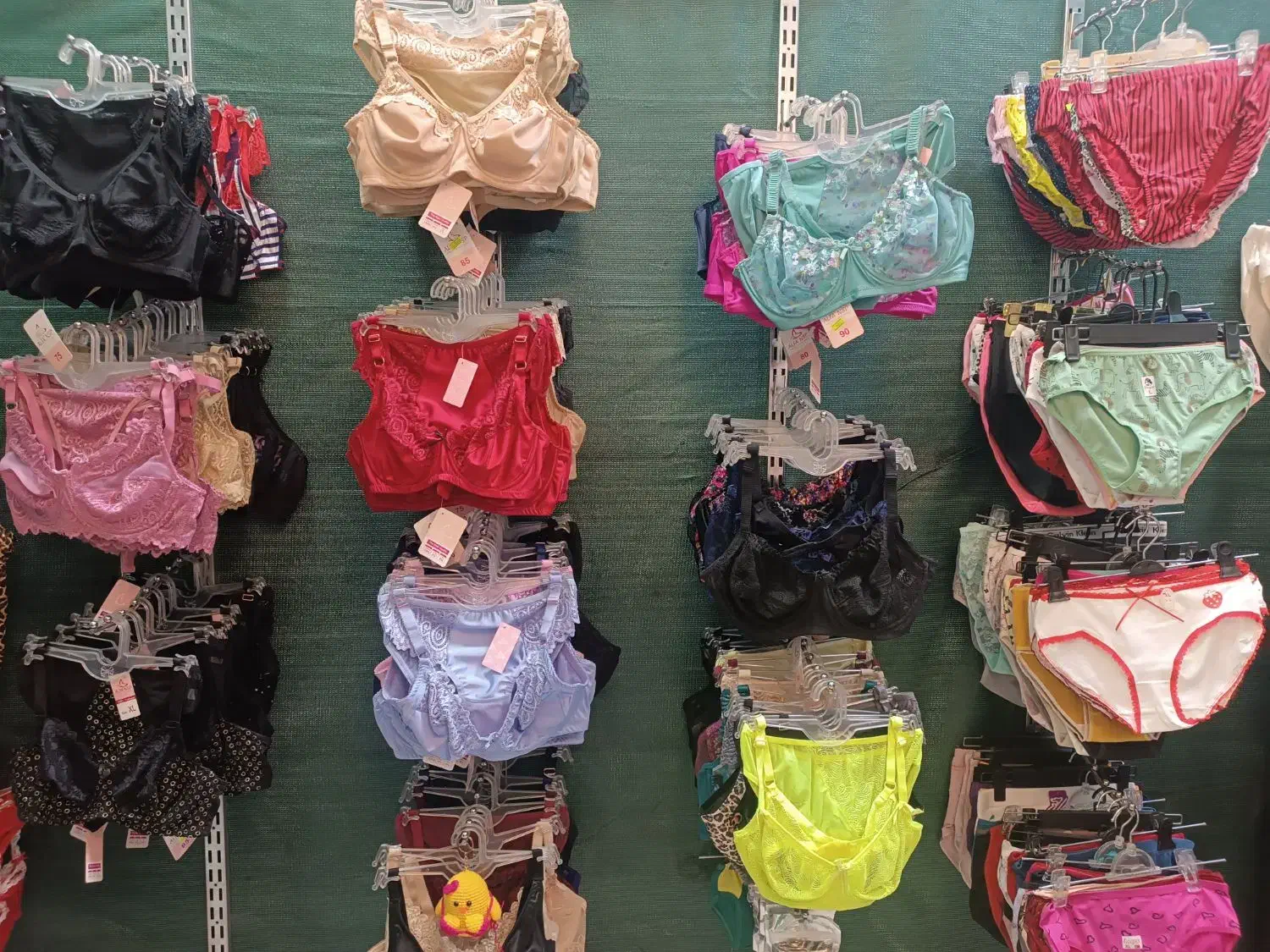 لباس زیر زنانه|لباس|اندیشه, اندیشه فاز ۴|دیوار