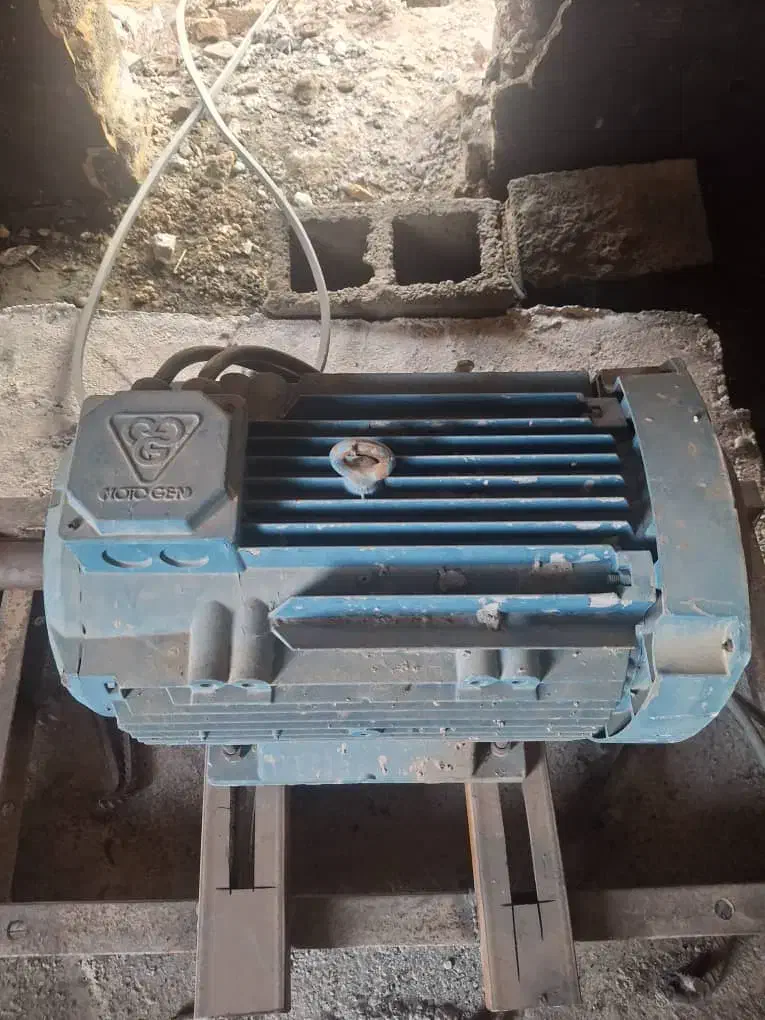 پمپ|ماشین‌آلات صنعتی|آبپخش, |دیوار