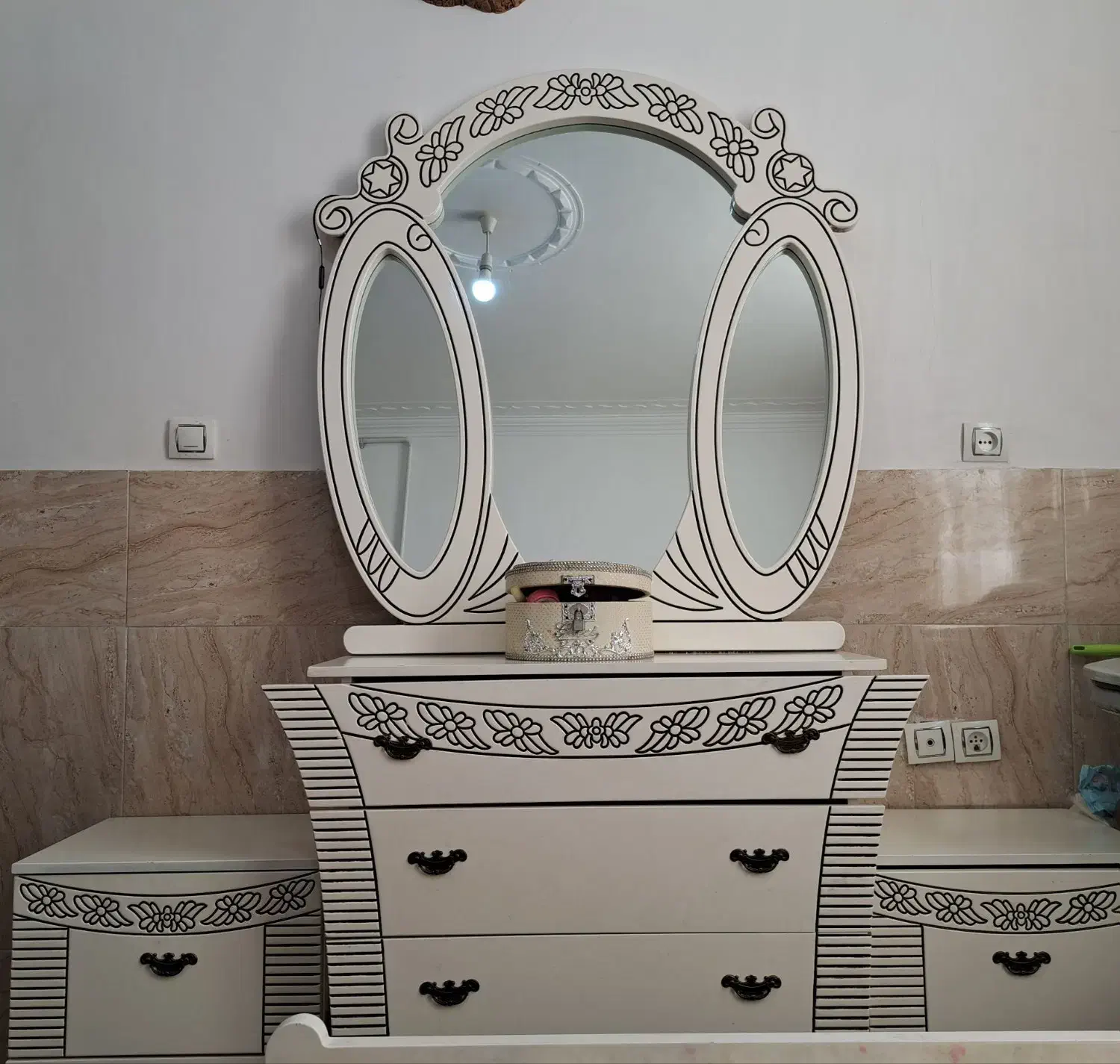 تعدادی لوازم منزل در حد نو مناسب جهیزیه عروس|مبلمان خانگی و میز عسلی|سیرجان, |دیوار