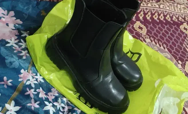 بوت مشکی|کیف، کفش، کمربند|اقبالیه, |دیوار