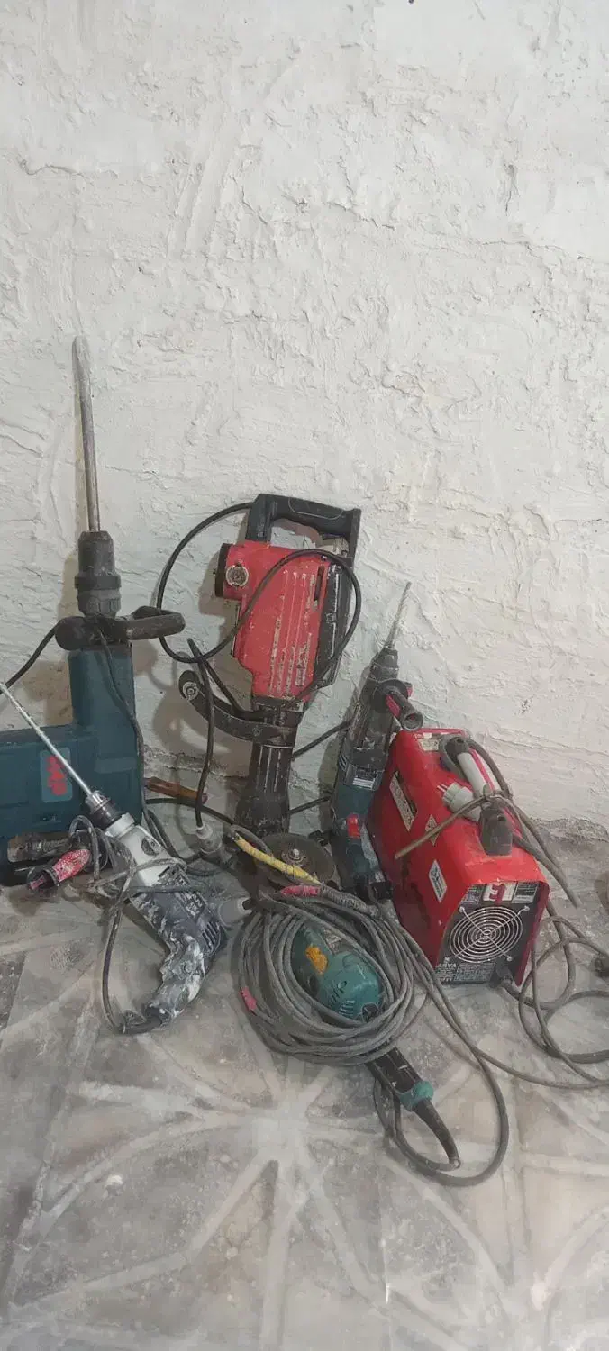 تخریب ساختمان کلی وجزئ تخریب کاری وبازسازی باکارگر|خدمات پیشه و مهارت|بندرعباس, |دیوار