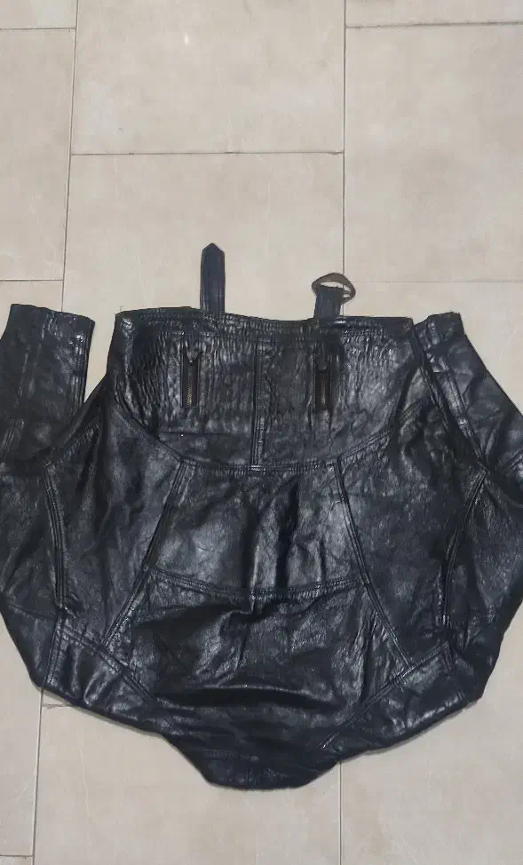 کاپشن چرم|لباس|قدس, شهرقدس|دیوار