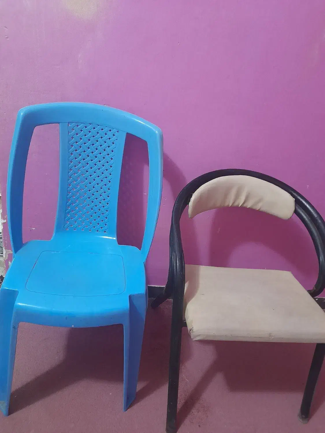 تعدادی صندلی پلاستیکی و فلزی|صندلی و نیمکت|بندر ماهشهر, |دیوار