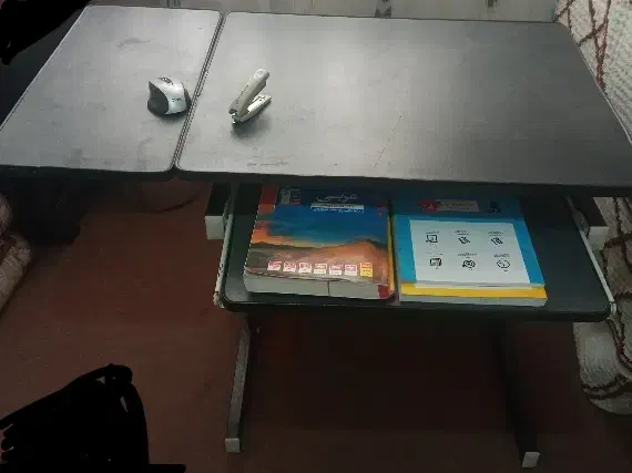 یک عدد میز فلزی مناسب درس|میز تحریر و کامپیوتر|سلماس, |دیوار