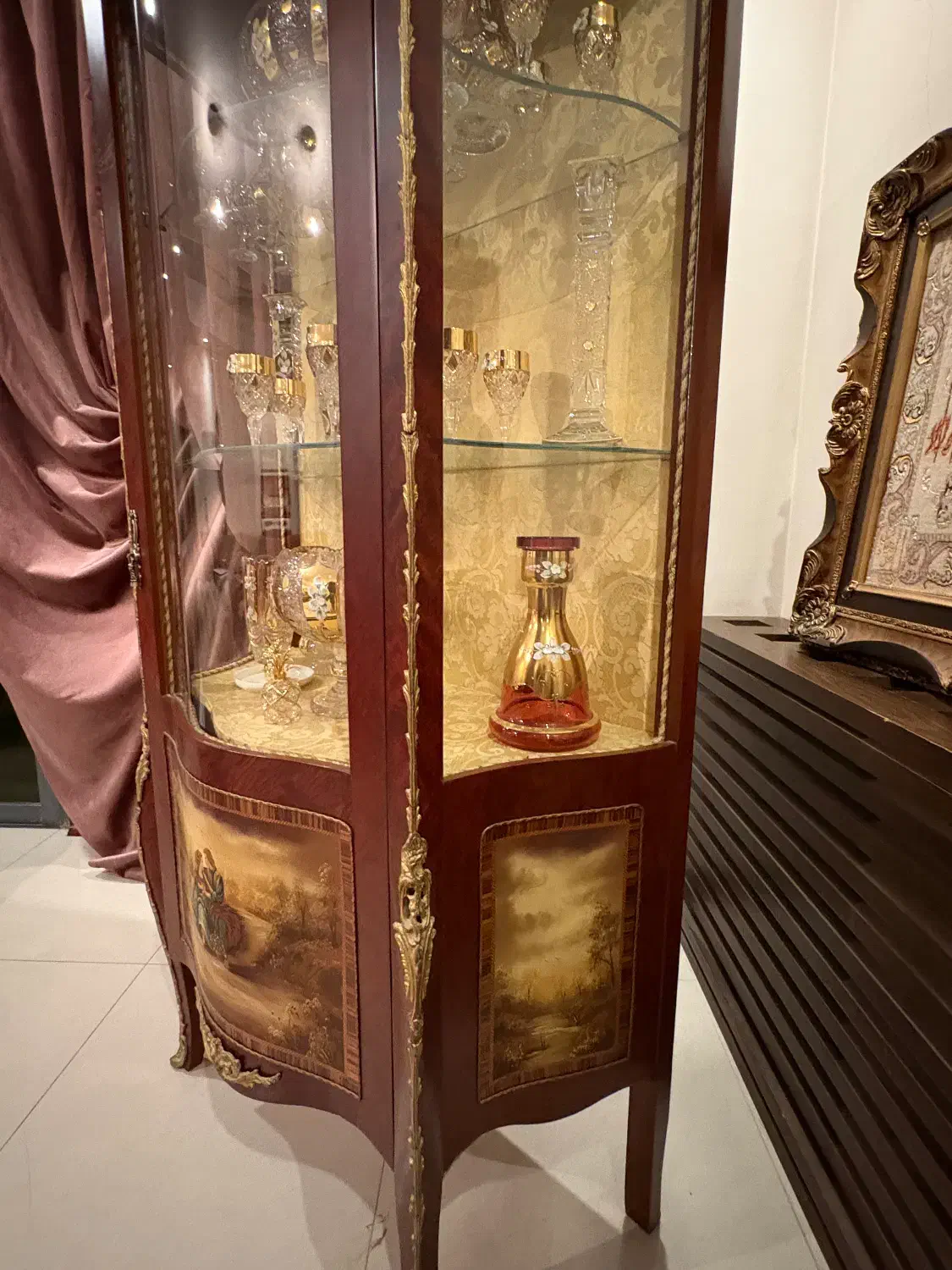 ویترین انتیک زیبا|بوفه، ویترین، کنسول|اصفهان, باغ زرشک|دیوار