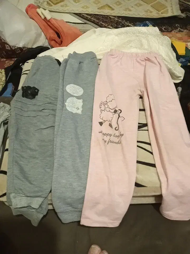 تعدادی لباس‌ نووبچگانه وتعدادی هم روسری وشال زنانه|کفش و لباس بچه|پردیس, فاز ۴|دیوار