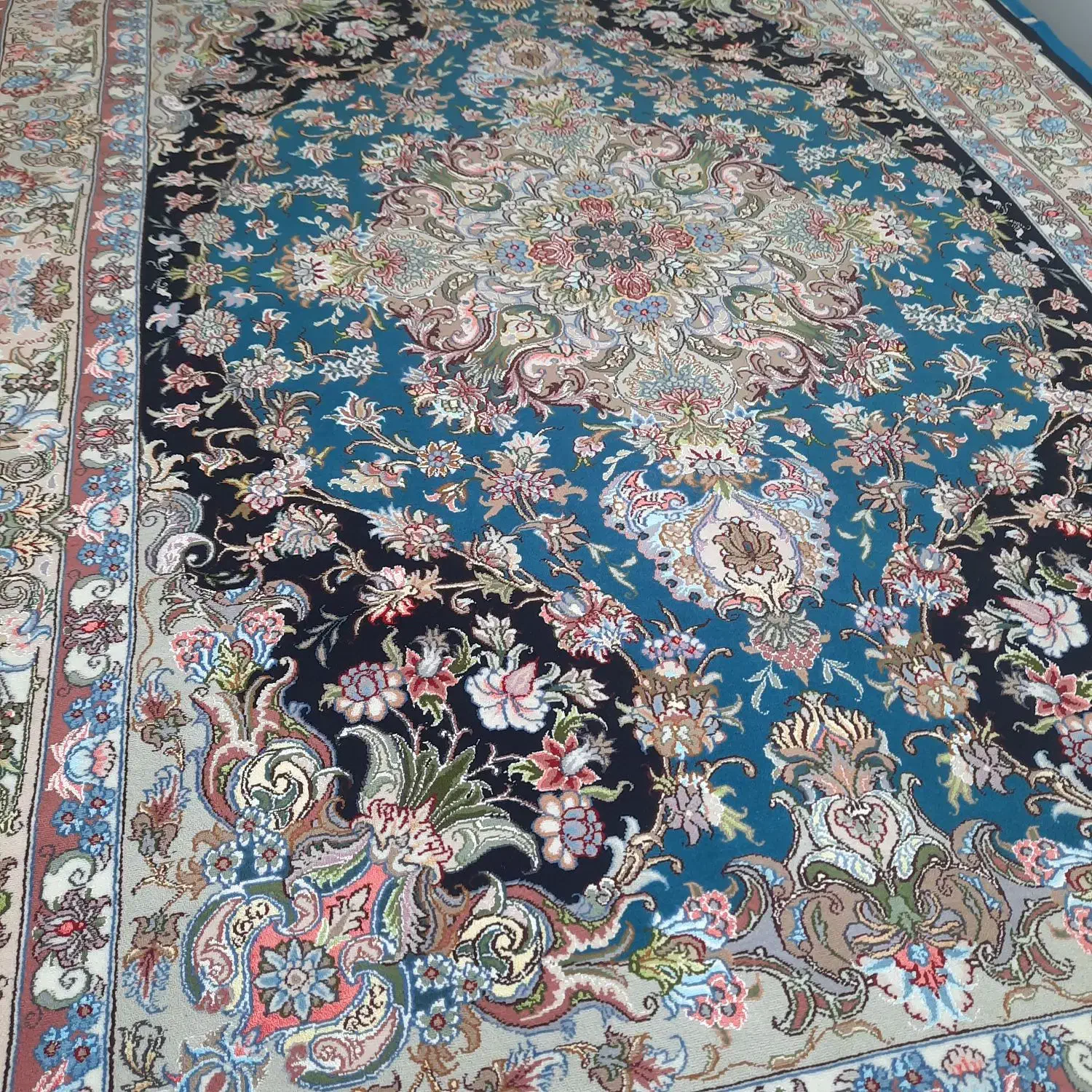 جفت فرش ۹متری دستباف طرح تبریز سالاری گل ابریشم|فرش|تهران, گلستان (شهرک راه آهن)|دیوار