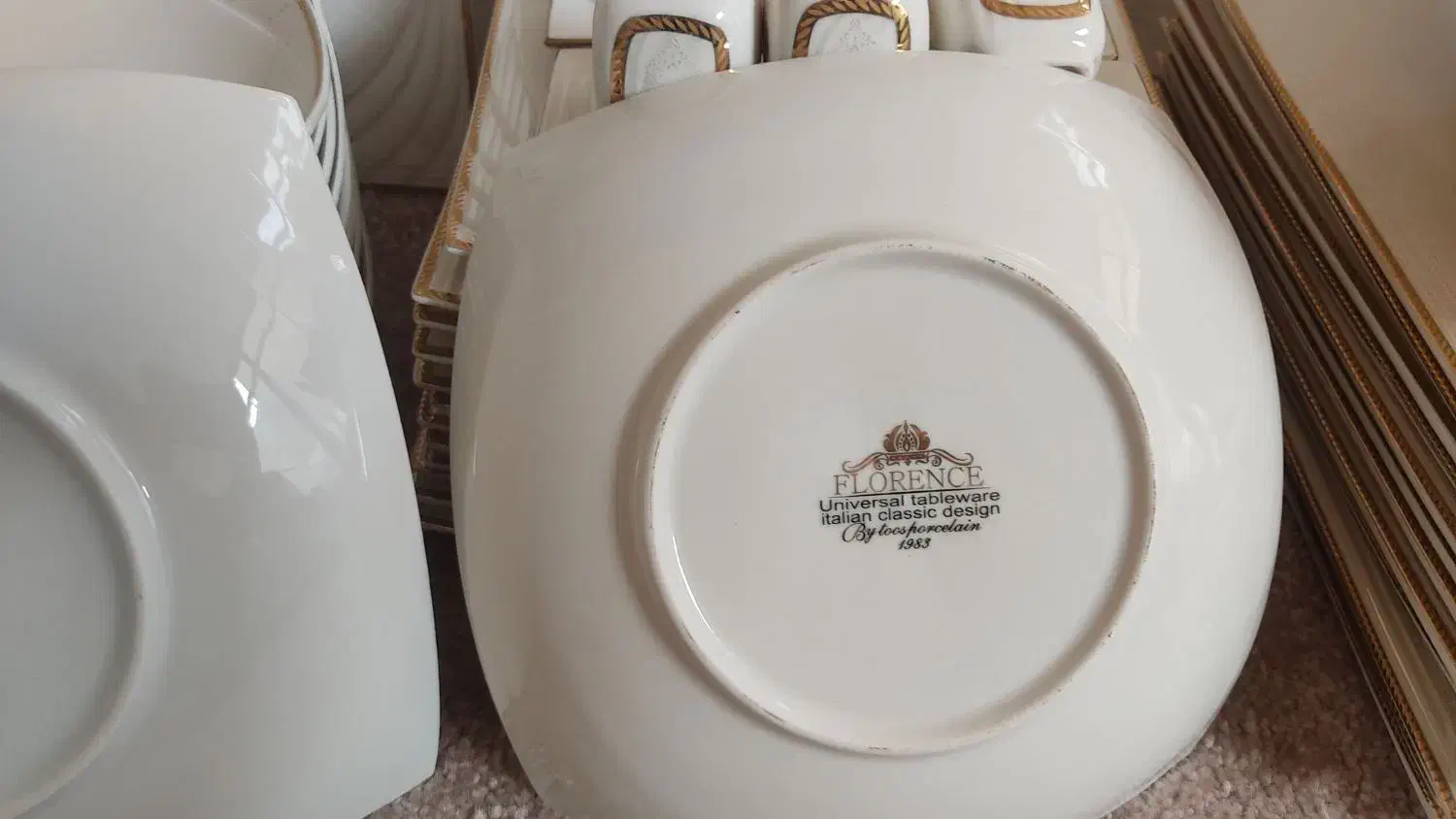 سرویس چینی ۱۸نفره مربع|ظروف سرو و پذیرایی|قرچک, میرزائی شمالی|دیوار