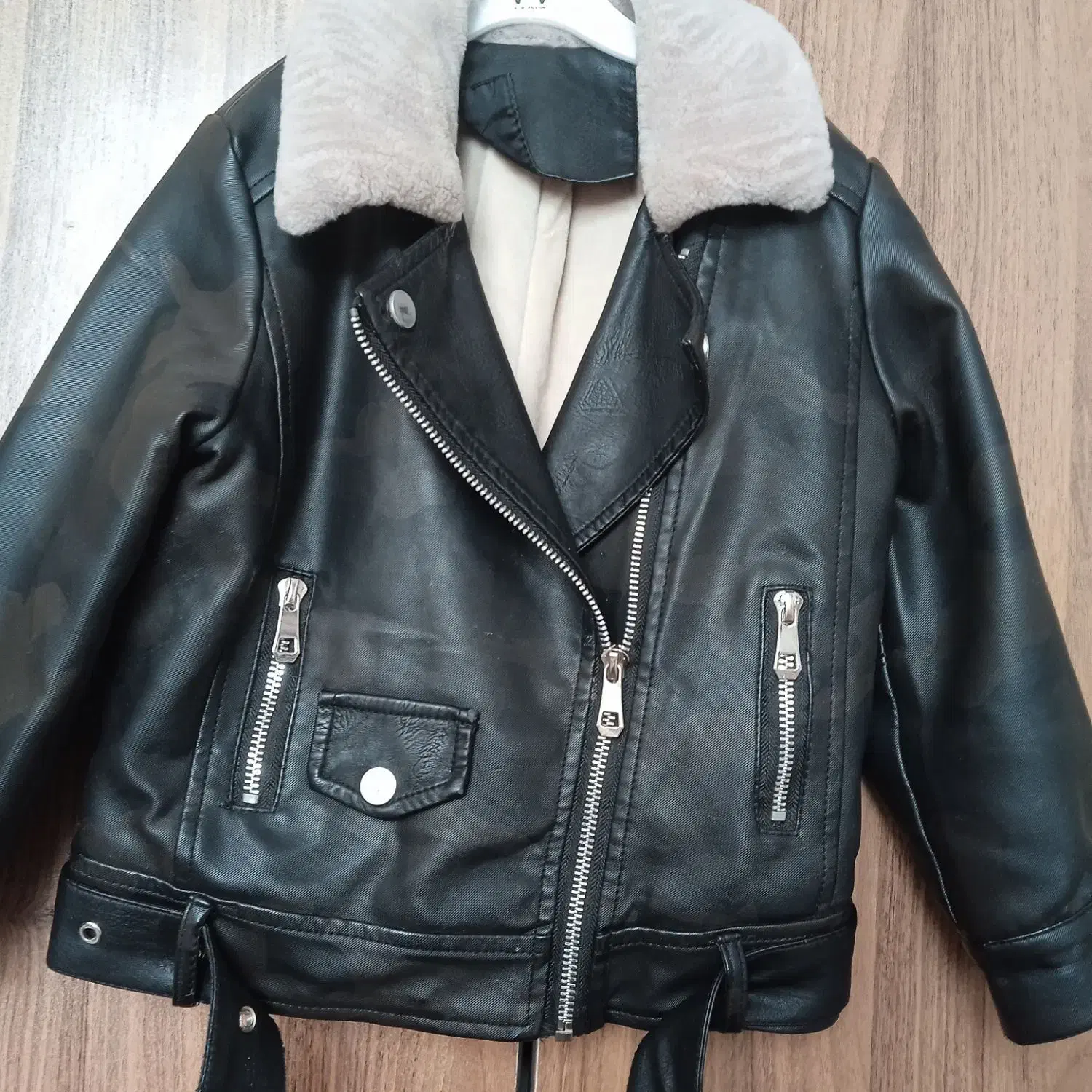 کت چرم داخل کرک مخملی|لباس|بندر انزلی, مسکن مهر|دیوار