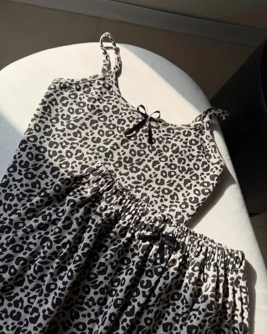 تاش شلوارک پلنگی|لباس|بافق, |دیوار