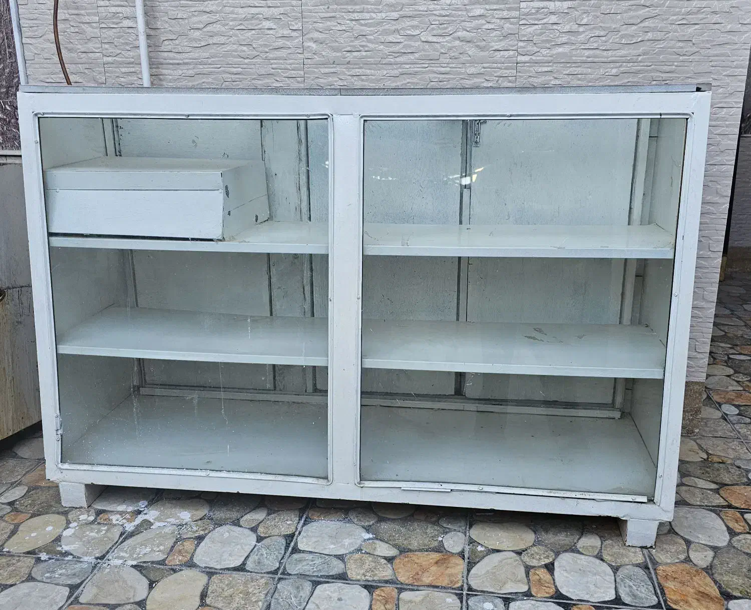 ویترین۲عدد،یک عدد گاز رو میزی وسایل قلعه تل هستن|بوفه، ویترین، کنسول|باغ ملک, |دیوار